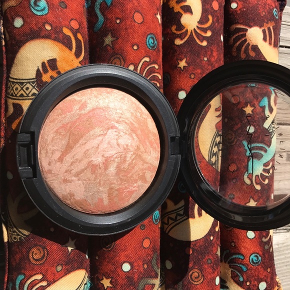 Limited Edition MAC Mineralized Skinfinish Highlighter in REFINED - Picture 2 of 3